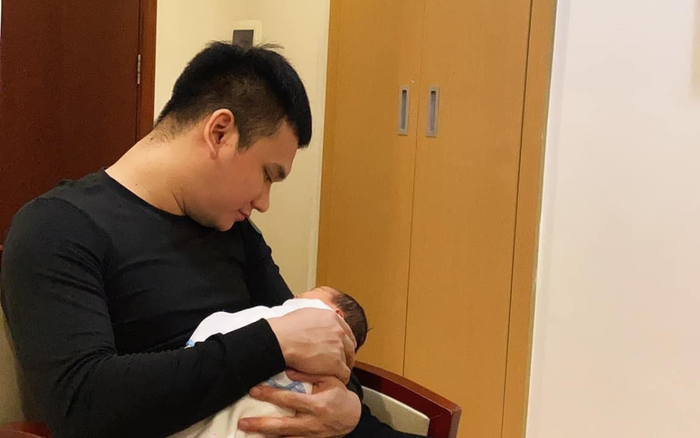 Khắc Việt bế ái nữ mới sinh trên tay và hé lộ tên thân mật của con gái Ảnh 2