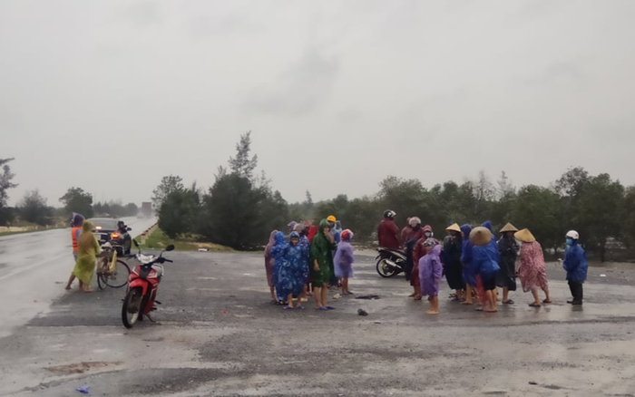 Mưa lũ lịch sử ở Quảng Bình: Người lớn cùng trẻ nhỏ đội mưa vượt đồi cát ra quốc lộ xin đồ cứu trợ Ảnh 2