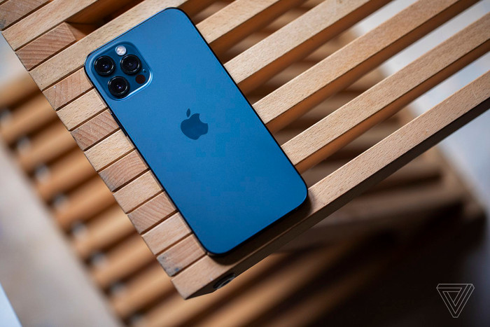 Khách hàng tại Mỹ sẽ có cơ hội nhận ngay 1 chiếc iPhone 12 miễn phí nếu chịu gắn bó lâu dài với nhà mạng. (Ảnh: The Verge)