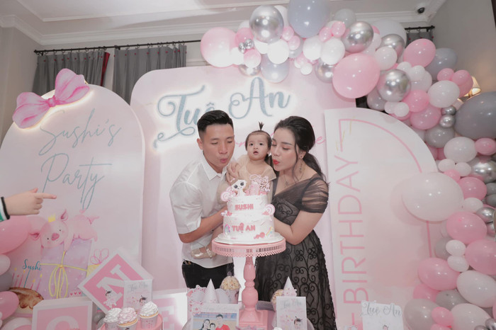 Bùi Tiến Dũng và Khánh Linh tổ chức tiệc sinh nhật cho bé Sushi.