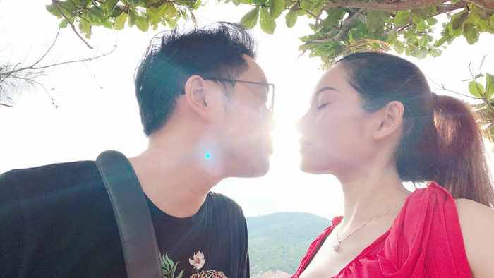 Vì các con chào đời vào ngày 21/10 nên Sara Lưu hài hước cho rằng 20/10 vừa qua là ngày cuối cùng vợ chồng cô còn được là 'vợ chồng son'