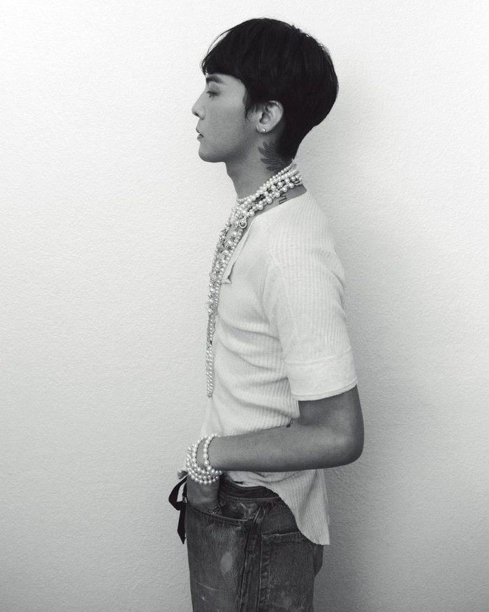 Phong cách kết hợp áo phông cotton thoải mái và quần denim cổ điển kèm theo vòng ngọc trai. GD đã thể hiện biến phong cách đi biển sang trọng như đang thư giãn trên bãi biển Rivier. Trang phục thường nhật như này cũng có thể đeo vòng ngọc trai.