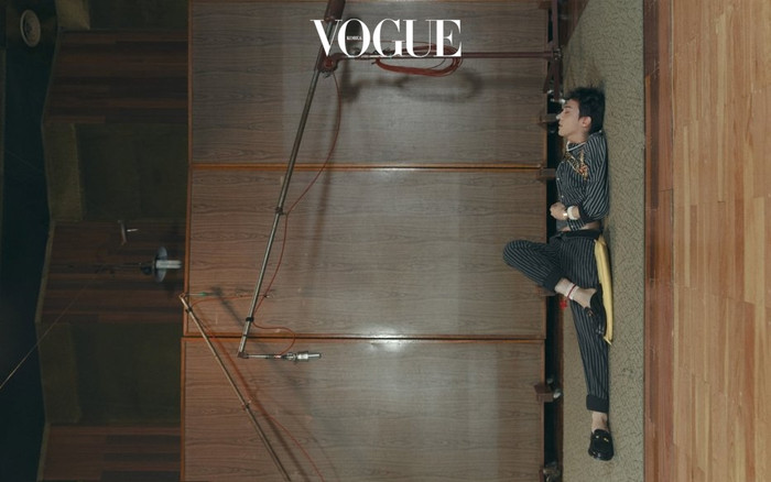 Áo khoác sọc và quần tây từ bộ sưu tập FW.