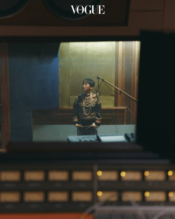 Tạo kiểu khi mặc trang phục bằng vải dệt kim và denim, được trang trí bằng sequins và hột nhiều màu sắc.