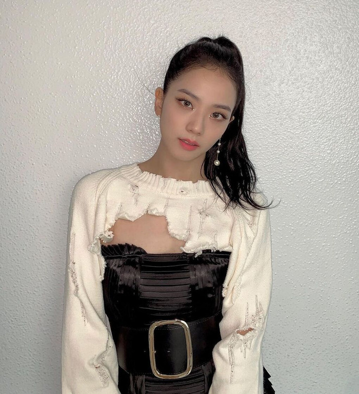 Ji Soo là một trong những nghệ sĩ rất ưu ái kiểu áo này, cô nàng từng xuất hiện trên sân khấu với set đồ gồm áo len tay dài cắt cúp lơ lửng, mix cùng váy ôm màu đen cá tính. 