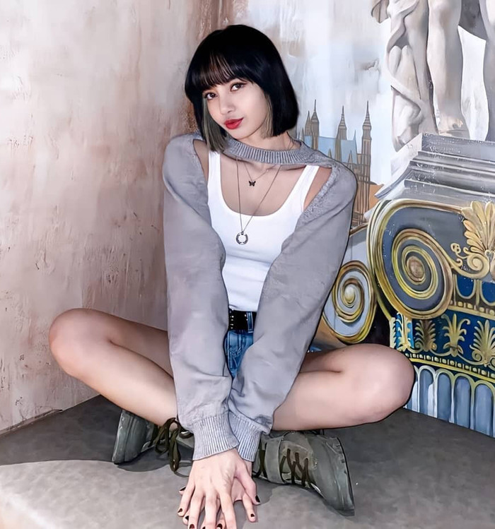 Lisa sử dụng món đồ này để biến tấu set đồ, khiến outfit đơn giản của mình không còn bị nhàm chán. 