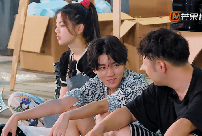 Dù tham gia chung show nhưng Vương Tuấn Khải đặc biệt giữ khoảng cách với Dương Siêu Việt