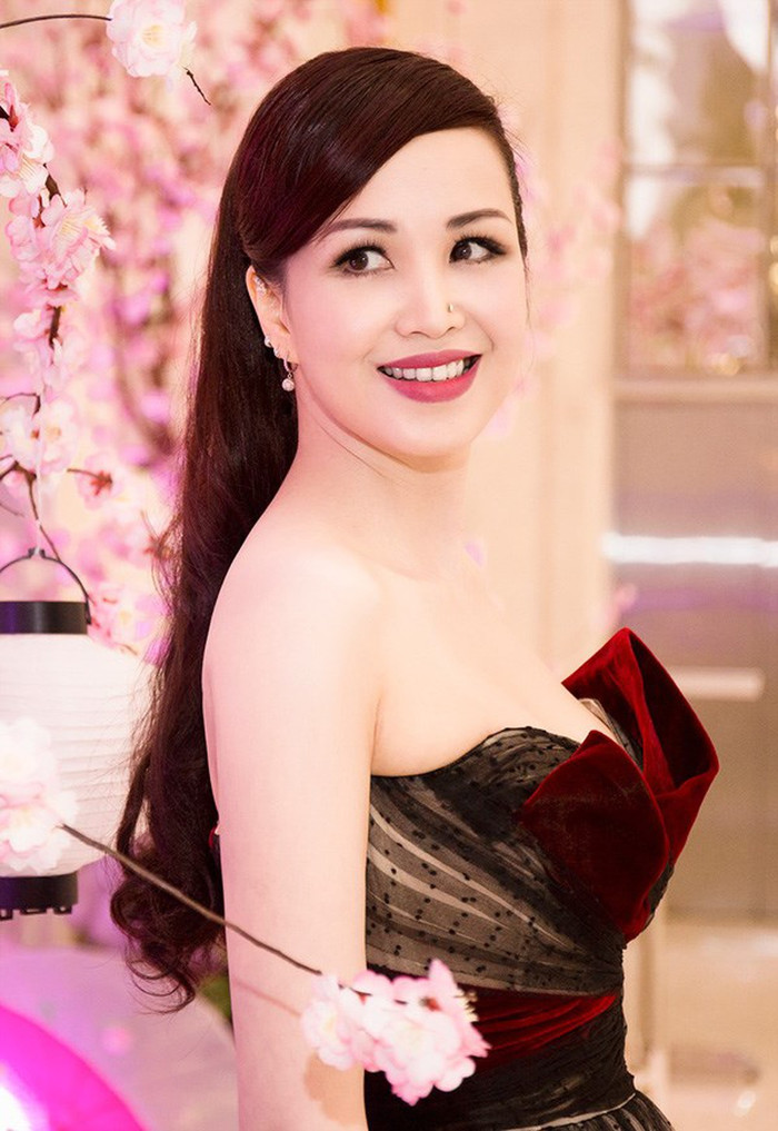 Sau hơn 20 năm chung sống, cuộc sống của Nguyễn Diệu Hoa và ông xã diễn ra khá êm ấm và là niềm ước ao của nhiều nghệ sĩ trong làng giải trí. Vào năm 2008, Diệu Hoa tham dự cuộc thi Hoa hậu Qúy bà Thế giới và lọt Top 5 chung cuộc. 