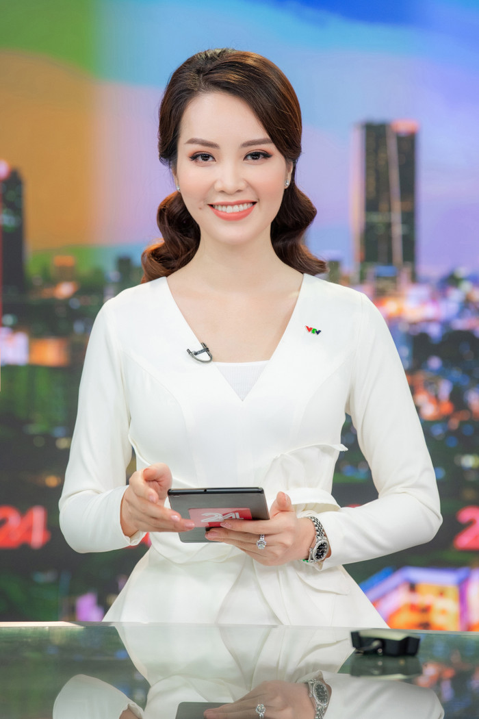 Á hậu Thụy Vân xinh đẹp 'tái xuất' khán giả VTV, xóa tan tin đồn nghỉ việc Ảnh 3