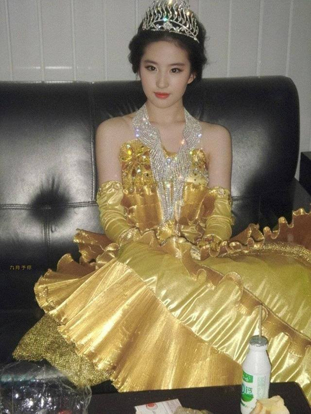 Cận cảnh bộ váy có thể thấy chất liệu và màu sắc vàng ngà ngà của thời xưa vào thời điểm thời trang của các mỹ nhân Hoa Ngữ đậm mùi sến sẩm 