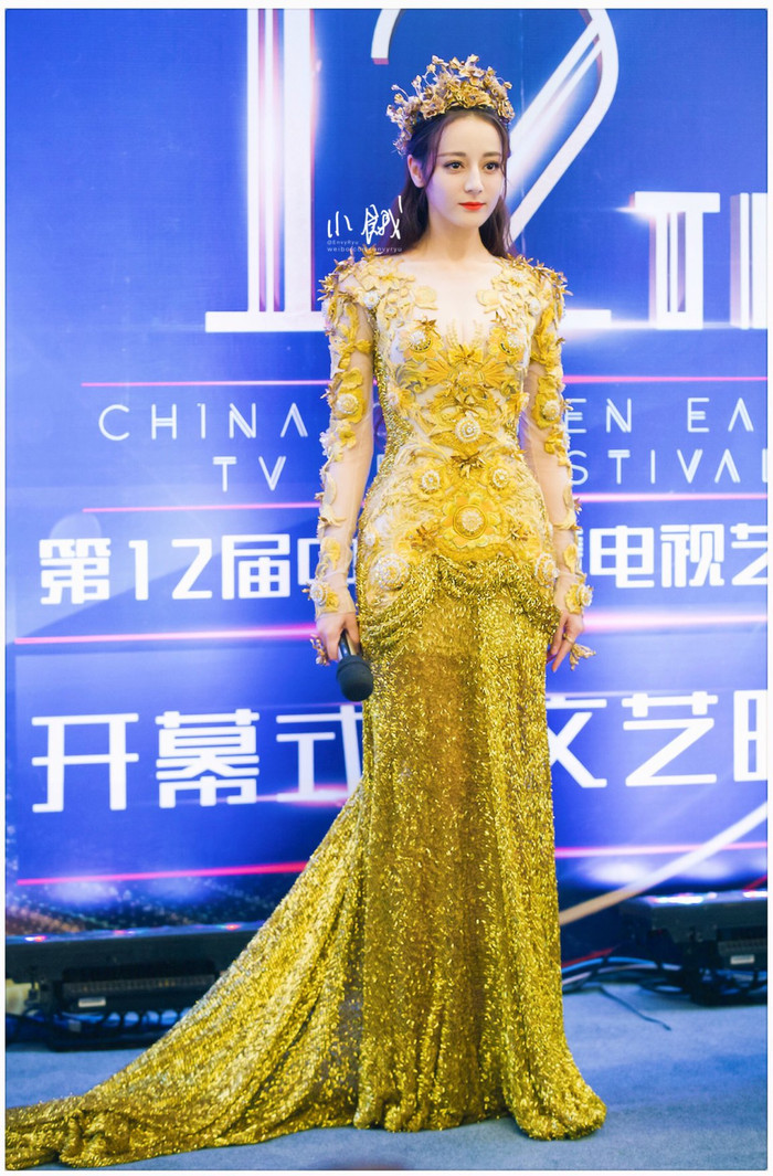 Bộ váy vàng chóe với chất liệu trông vô cùng rẻ tiền 