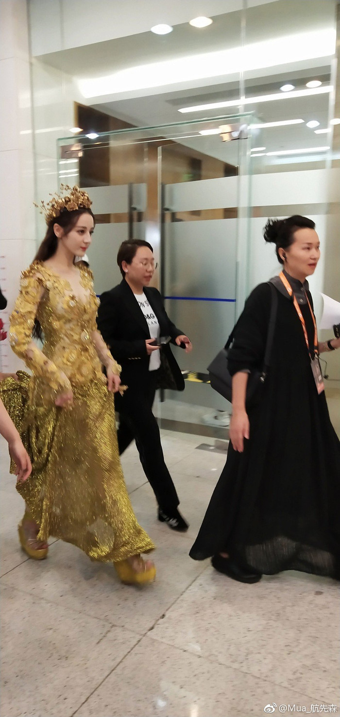 Hình ảnh chụp không qua photoshop , Nhiệt Ba rất xinh xắn nhưng chiếc váy dường như dìm dáng của cô nàng hẳn 