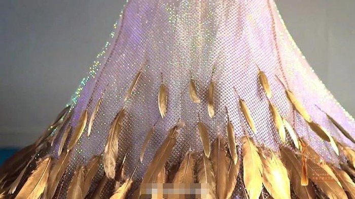 Thiết kế lông vũ đính phần chân váy nhìn như chổi lông gà 