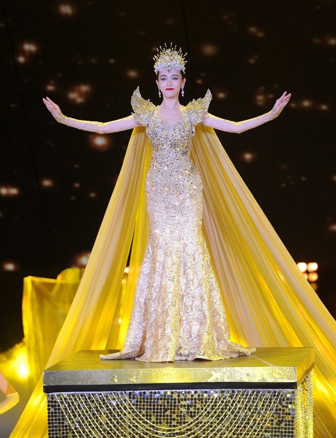 Nữ thần Kim Ưng Đường Yên lớn tuổi nhất so với các diễn viên khác xuất hiện trên sân khấu vào năm 2016 