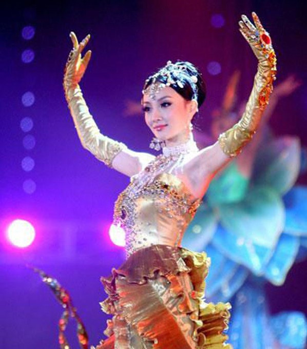 Trước khi scandal ngoại tình, Lý Tiểu Lộ từng là nữ diễn viên có thực lực thế nên vào năm 2008 cô được bầu cử cho vị trí Nữ thần Kim Ưng 