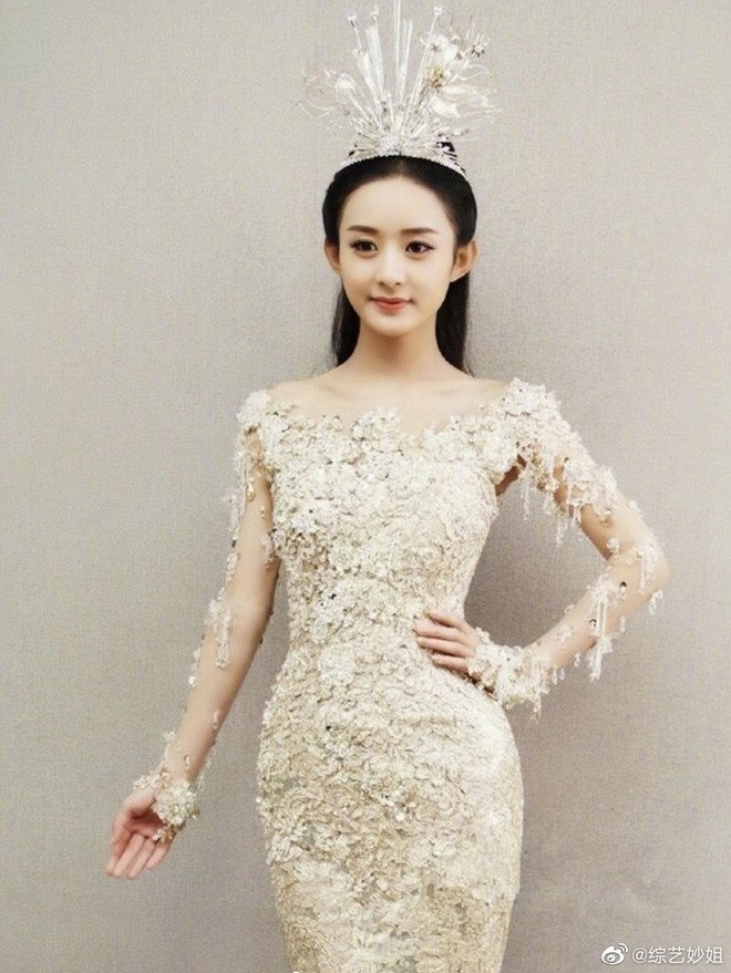 Phải nói với sự góp mặt của Triệu Lệ Dĩnh trong bộ váy Kim Ưng vào năm 2014 có thiết kế như váy cưới với màu trắng ngà là bước đột phá 