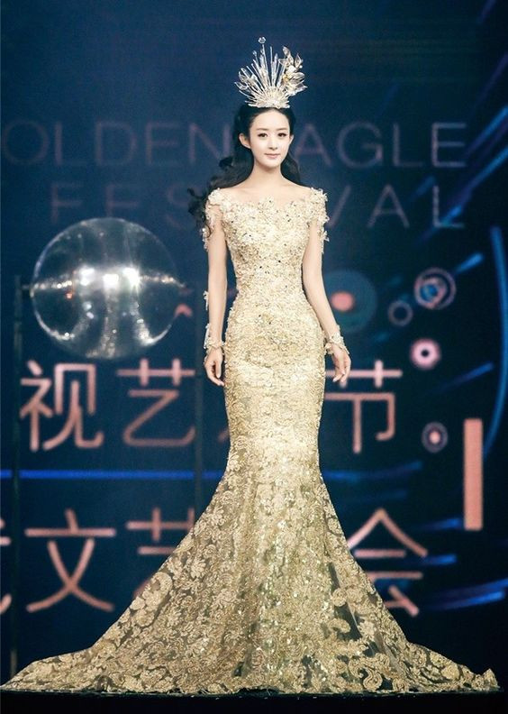 Triệu Lệ Dĩnh may mắn được thoát khỏi gam màu vàng sến súa và khoác trên mình bộ váy ôm dáng thon gọn hơn và được tiết chế phụ kiện chỉ có đội mỗi vương miện trên tóc 