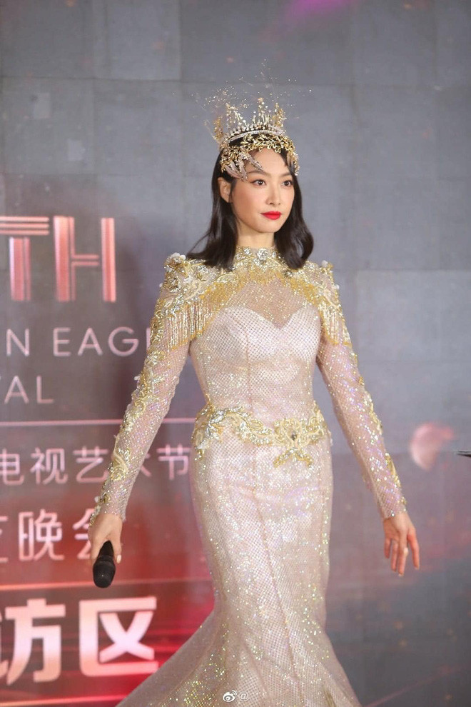 Váy quá rườm rà hai ba lớp cùng một lúc trên một thiết kế, thậm chí người sáng tạo ra bộ váy cũng không biết cách cân đo đong đếm chỉnh sửa sao cho vừa với Tống Thiến nhìn vòng eo của cô trông to hẳn 