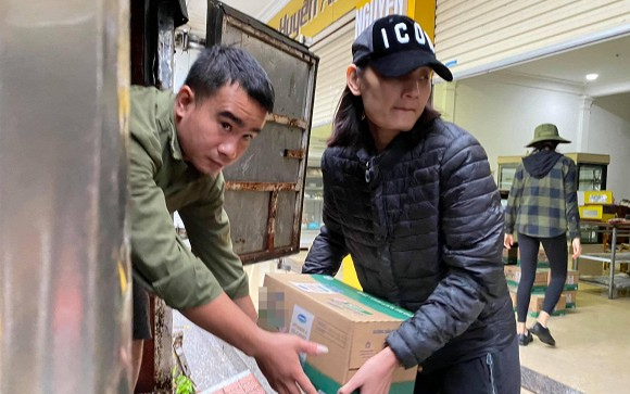 Sau H'Hen Niê, người mẫu Lê Thúy cũng khóc nức nở vì bị xúc phạm khi đi cứu trợ đồng bào miền Trung Ảnh 2