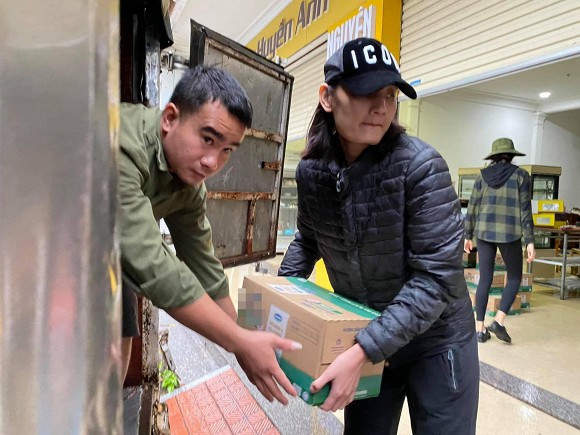 Sau H'Hen Niê, người mẫu Lê Thúy cũng khóc nức nở vì bị xúc phạm khi đi cứu trợ đồng bào miền Trung Ảnh 4