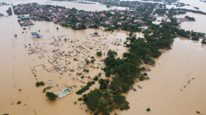 Sau H'Hen Niê, người mẫu Lê Thúy cũng khóc nức nở vì bị xúc phạm khi đi cứu trợ đồng bào miền Trung Ảnh 3