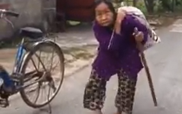 Clip: Xúc động cảnh cụ bà ở Hải Dương cõng bao tải quần áo và mì tôm cứu trợ miền Trung Ảnh 2