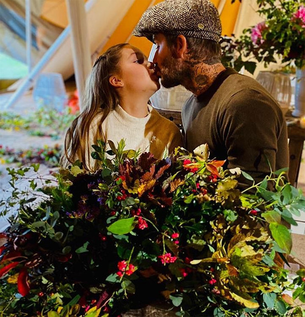 Bức ảnh Beckham hôn môi con gái Harper Seven gây tranh cãi.