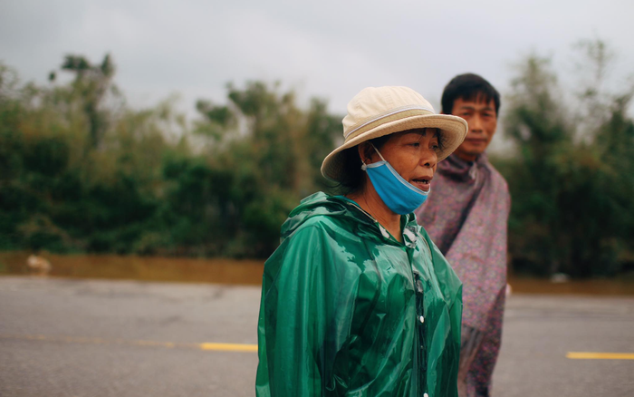 Trực tiếp từ Quảng Trị: Vết chân trần và những con đường chìm trong biển nước Ảnh 2