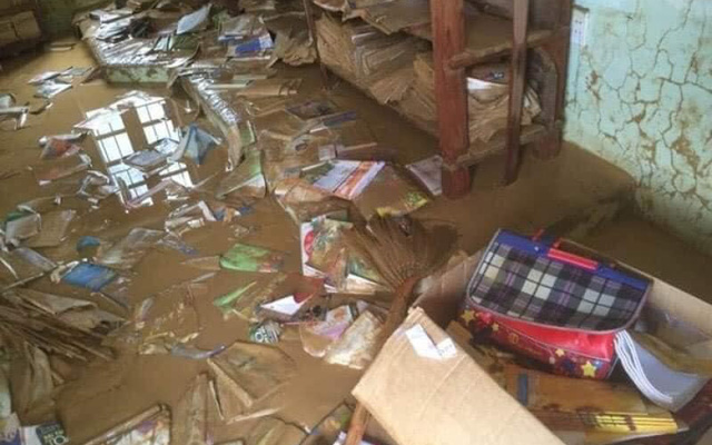 Trường học tan hoang, sách vở ngập trong bùn đất sau lũ khiến nhiều người xót xa Ảnh 2