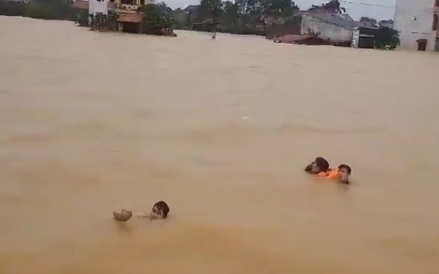 Trên đường đi cứu trợ, Công an ở Quảng Bình đã cứu sống thành công 4 người dân bị lật thuyền Ảnh 2