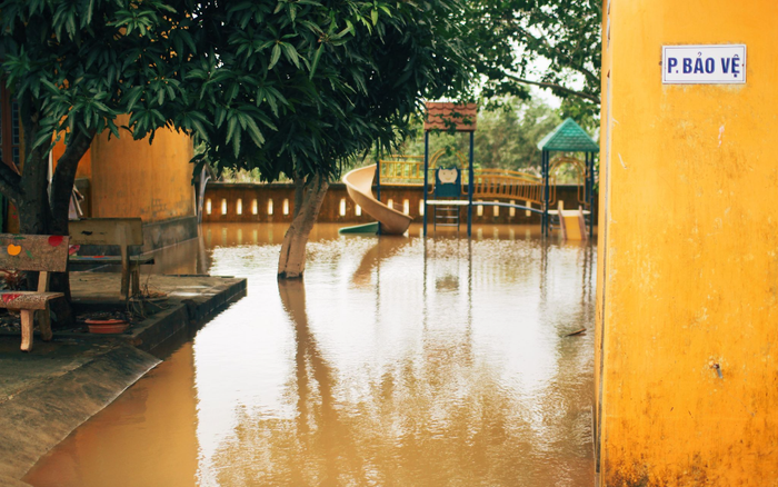 Xót xa ngôi trường mẫu giáo ở Quảng Trị sau lũ: Giáo cụ ướt mèm, bàn ghế hư hỏng, sân trường đầy bùn đất Ảnh 2