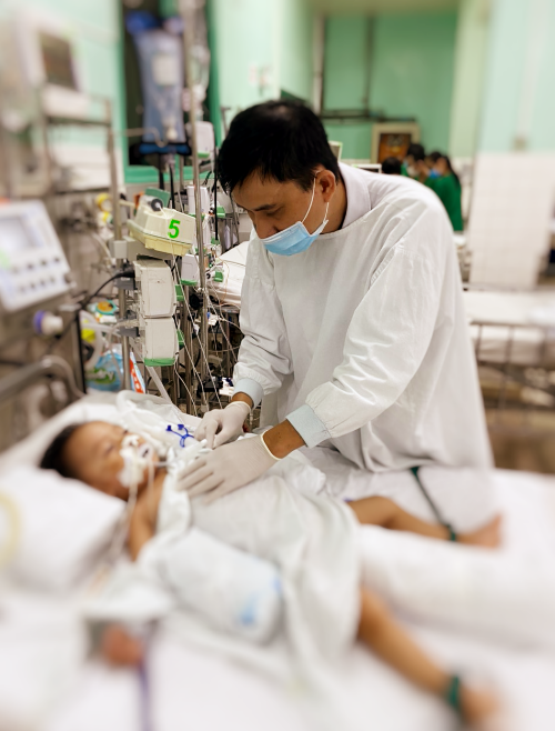 Bé trai 2 tuổi bị chó cắn rách khí quản. Ảnh: Bệnh viện cung cấp