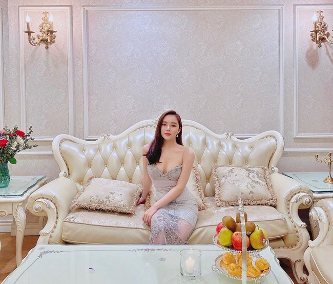 Căn biệt thự của Nhã Tiên có nội thất sang trọng, hiện đại. 