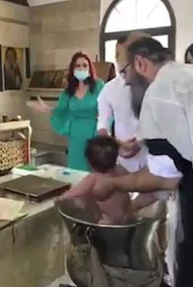 Linh mục gây sốc khi rửa tội cho bé sơ sinh bằng cách dìm đầu xuống nước Ảnh 4