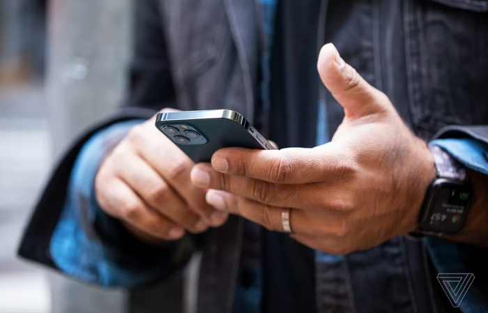 iPhone 12 Pro có thiết kế mới với sườn máy vát phẳng. Ảnh: The Verge