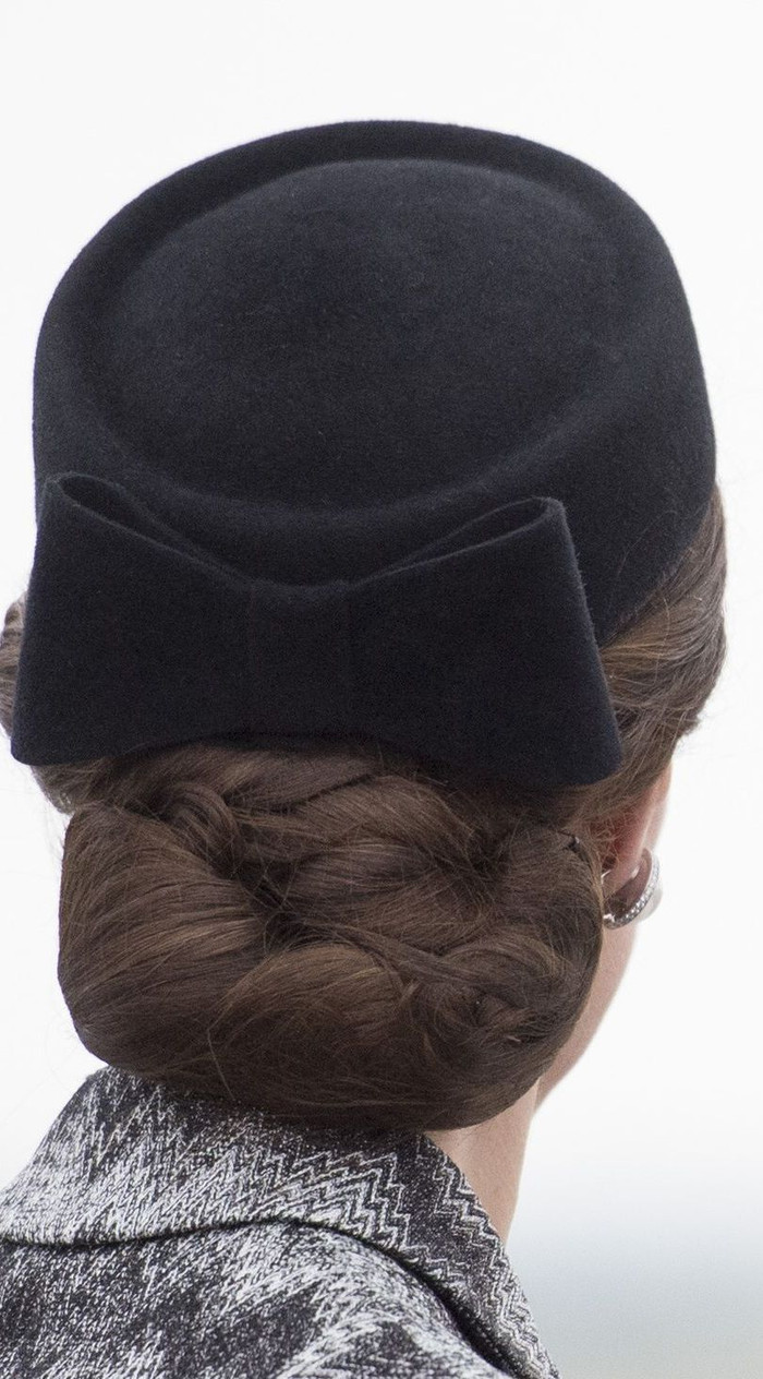 Nữ công tước xứ Cambridge đã áp dụng mẹo làm tóc trong sách về diễn viên múa ba lê. Sau khi búi tóc tỉ mỉ, cô sẽ trùm ra ngoài một chiếc lưới gần như vô hình. 