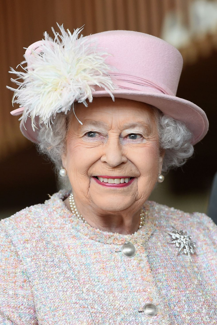 Mặc dù không ai biết cụ thể Nữ hoàng Elizabeth đang dùng loại kem dưỡng ẩm nào, chúng ta vẫn nắm được từ khóa chính là ‘hiệu quả dưỡng ẩm sâu trong 8 tiếng’. 