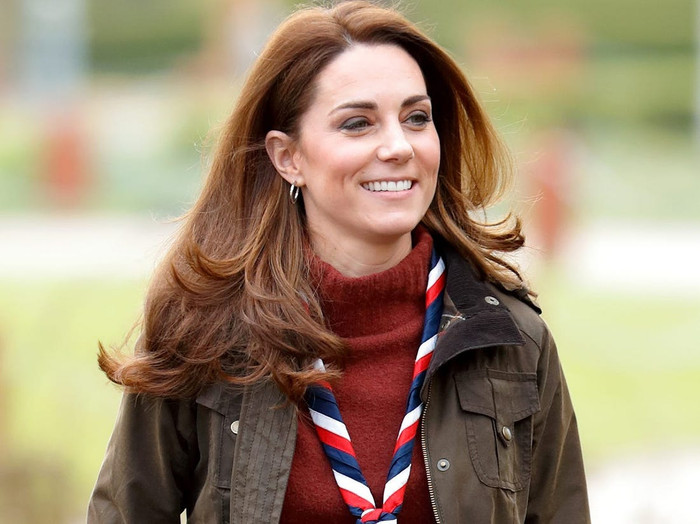 Không phải cho chính công nương Kate bật mí, nhưng một nguồn tin thân cận tiết lộ với US Weekly vào năm 2015 rằng: “Cô ấy vẫn đang sử dụng dầu tầm xuân cho chế độ chăm sóc da hàng ngày”. 