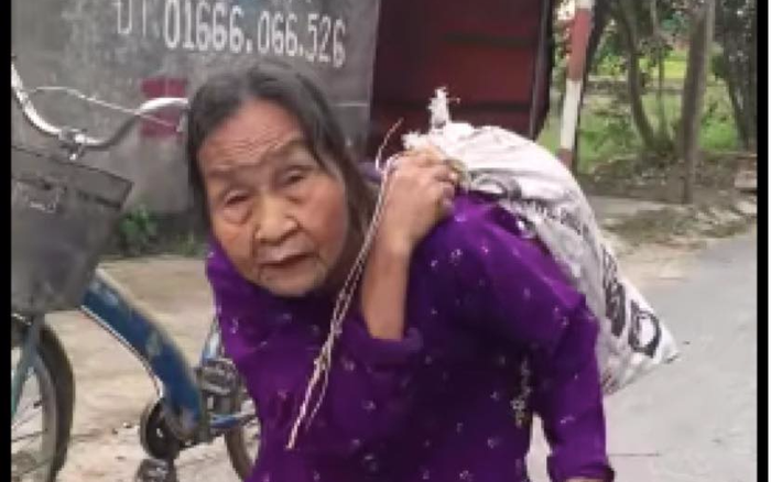 Cụ bà ở Hải Dương cõng bao tải quần áo và mì tôm cứu trợ gây xúc động: 'Đấy miền Trung khổ quá rồi, phải mang đồ đi ủng hộ thôi' Ảnh 2