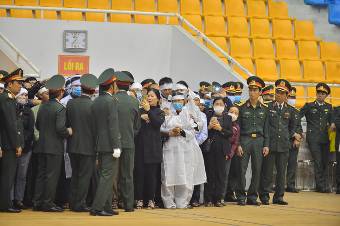 Xót xa những vành khăn tang trong lễ truy điệu 22 cán bộ chiến sĩ Đoàn 337: Người lớn khóc ngặt, trẻ nhỏ ánh mắt vô hồn không hiểu chuyện gì đang xảy ra Ảnh 14