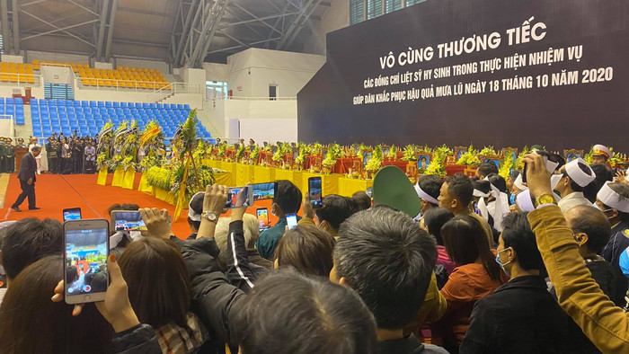 Một góc nhà thi đấu, nơi cử hành tang lễ phủ kín khăn tang.