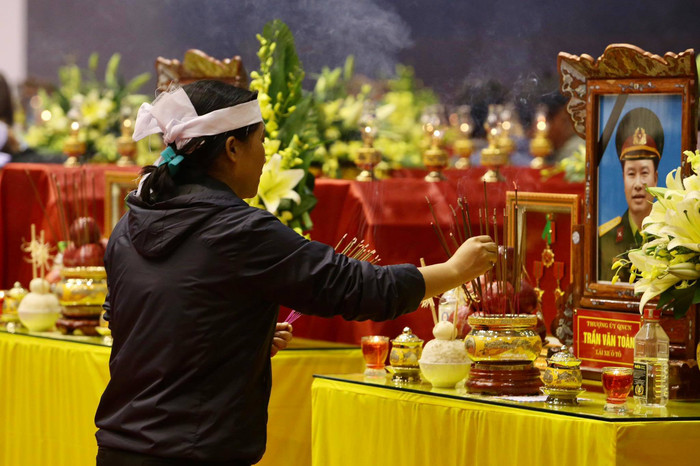 Người thân của các liệt sĩ dâng hương. 