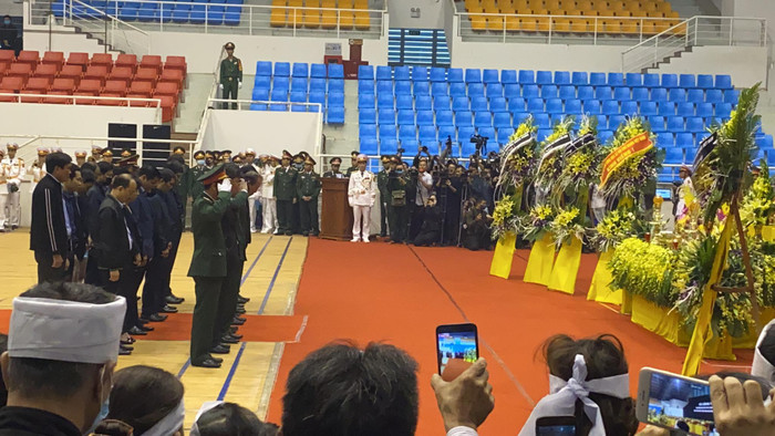 Khi tiếng nhạc tiễn đưa vang lên, mọi người đều mặc niệm cho những người đã khuất.  