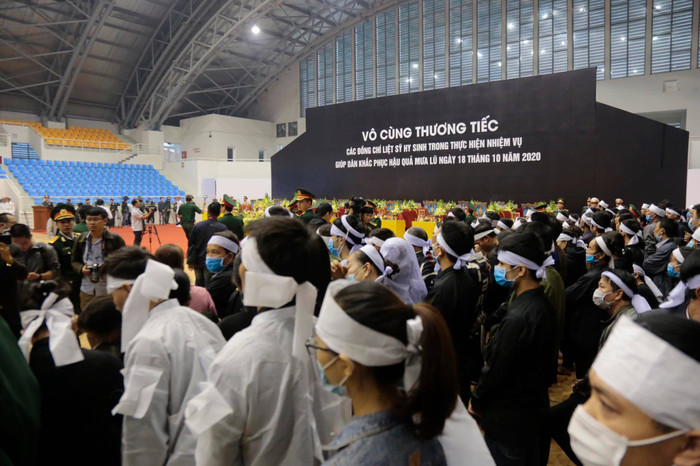 Xót xa những vành khăn tang trong lễ truy điệu 22 cán bộ chiến sĩ Đoàn 337: Người lớn khóc ngặt, trẻ nhỏ ánh mắt vô hồn không hiểu chuyện gì đang xảy ra Ảnh 10