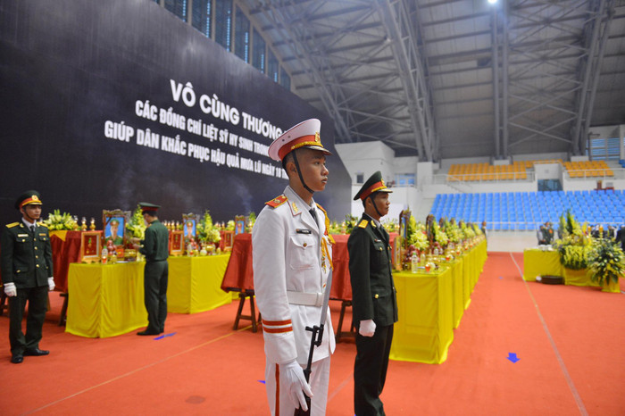 Xót xa những vành khăn tang trong lễ truy điệu 22 cán bộ chiến sĩ Đoàn 337: Người lớn khóc ngặt, trẻ nhỏ ánh mắt vô hồn không hiểu chuyện gì đang xảy ra Ảnh 2