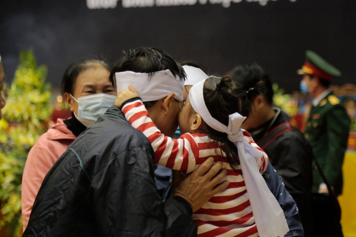 Xót xa những vành khăn tang trong lễ truy điệu 22 cán bộ chiến sĩ Đoàn 337: Người lớn khóc ngặt, trẻ nhỏ ánh mắt vô hồn không hiểu chuyện gì đang xảy ra Ảnh 18