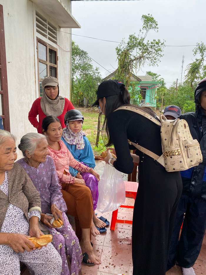 Siêu mẫu Quỳnh Hoa quyên góp được hơn 300 triệu đồng, trực tiếp có mặt tại miền Trung cứu trợ Ảnh 4