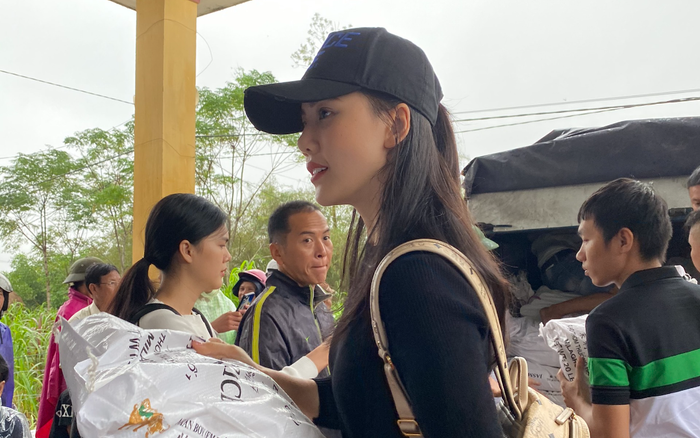 Siêu mẫu Quỳnh Hoa quyên góp được hơn 300 triệu đồng, trực tiếp có mặt tại miền Trung cứu trợ Ảnh 2
