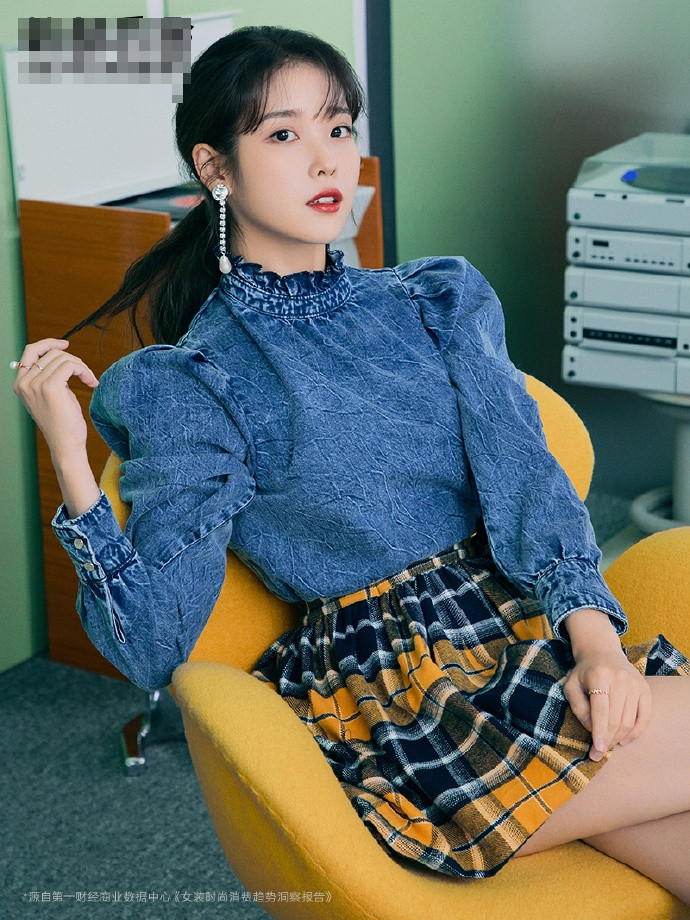 Kiểu áo denim tay phồng đi đôi với bộ váy xếp ly ngắn nhìn không ăn nhập tí nào dù IU rất xinh xắn 