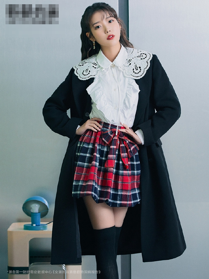 Bộ ảnh lần này nàng ca sĩ IU mang đậm phong cách nữ sinh với các trang phục trông rất bình thường 